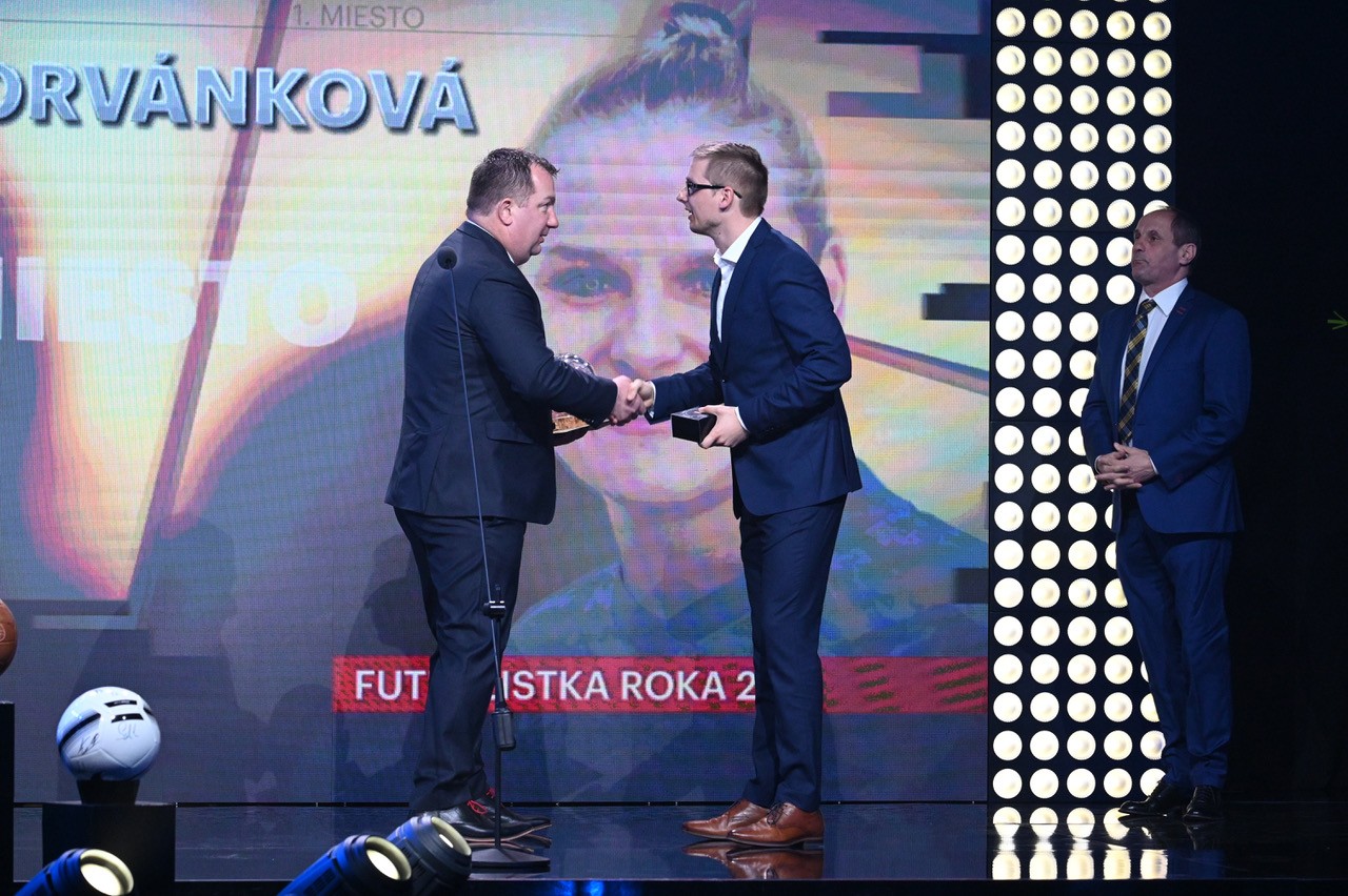 Za Dominika Škorvánkovú prevzal cenu za víťazstvo v kategórii Futbalistka roka brat Lukáš.