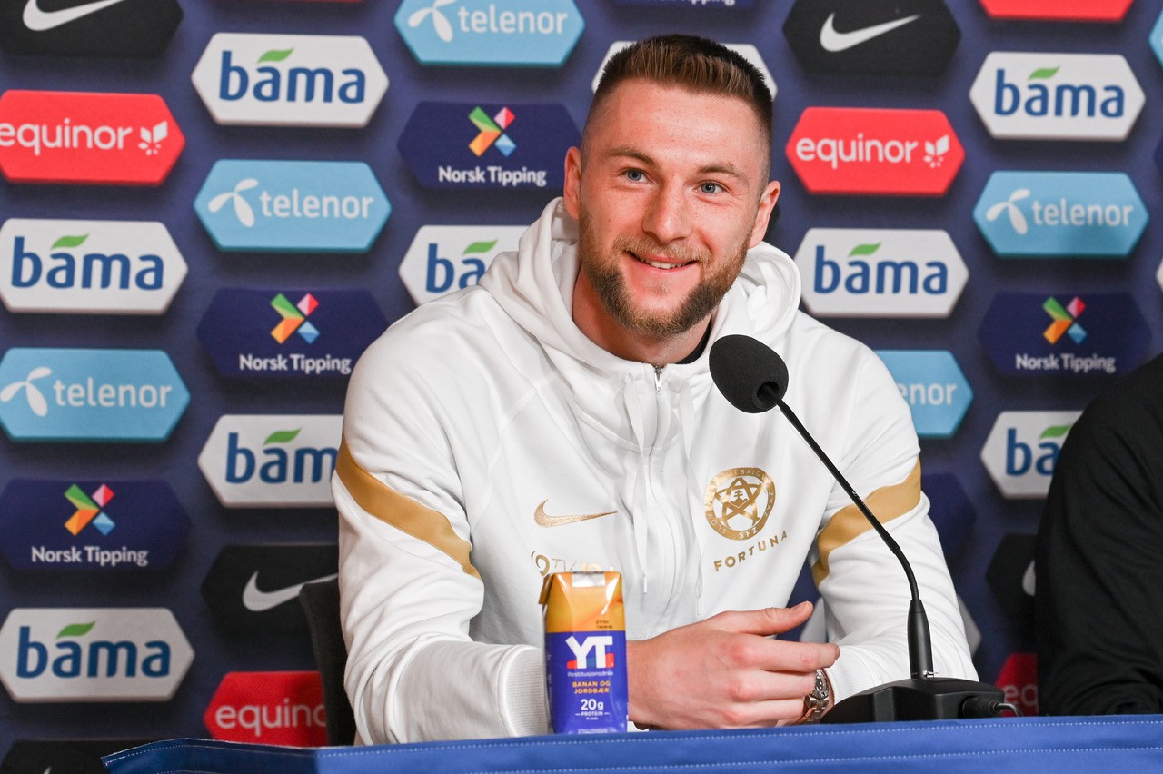 Designovaný kapitán Slovenska a čerstvý trojnásobný Futbalista roka Milan Škriniar mal počas tlačovky dobrú náladu.