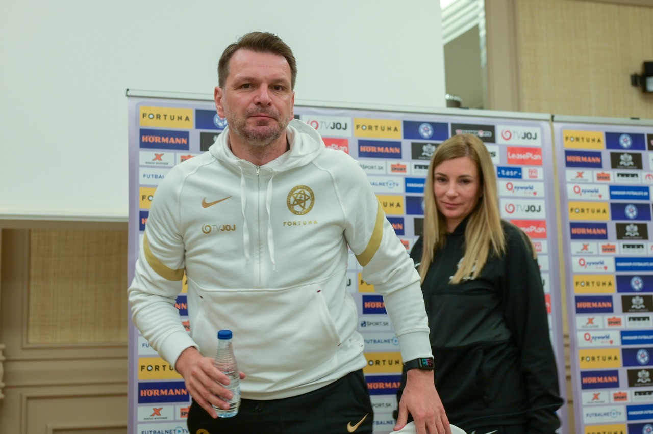 Reprezentačný tréner Štefan Tarkovič odchádza z tlačovky v hoteli v La Mange.
