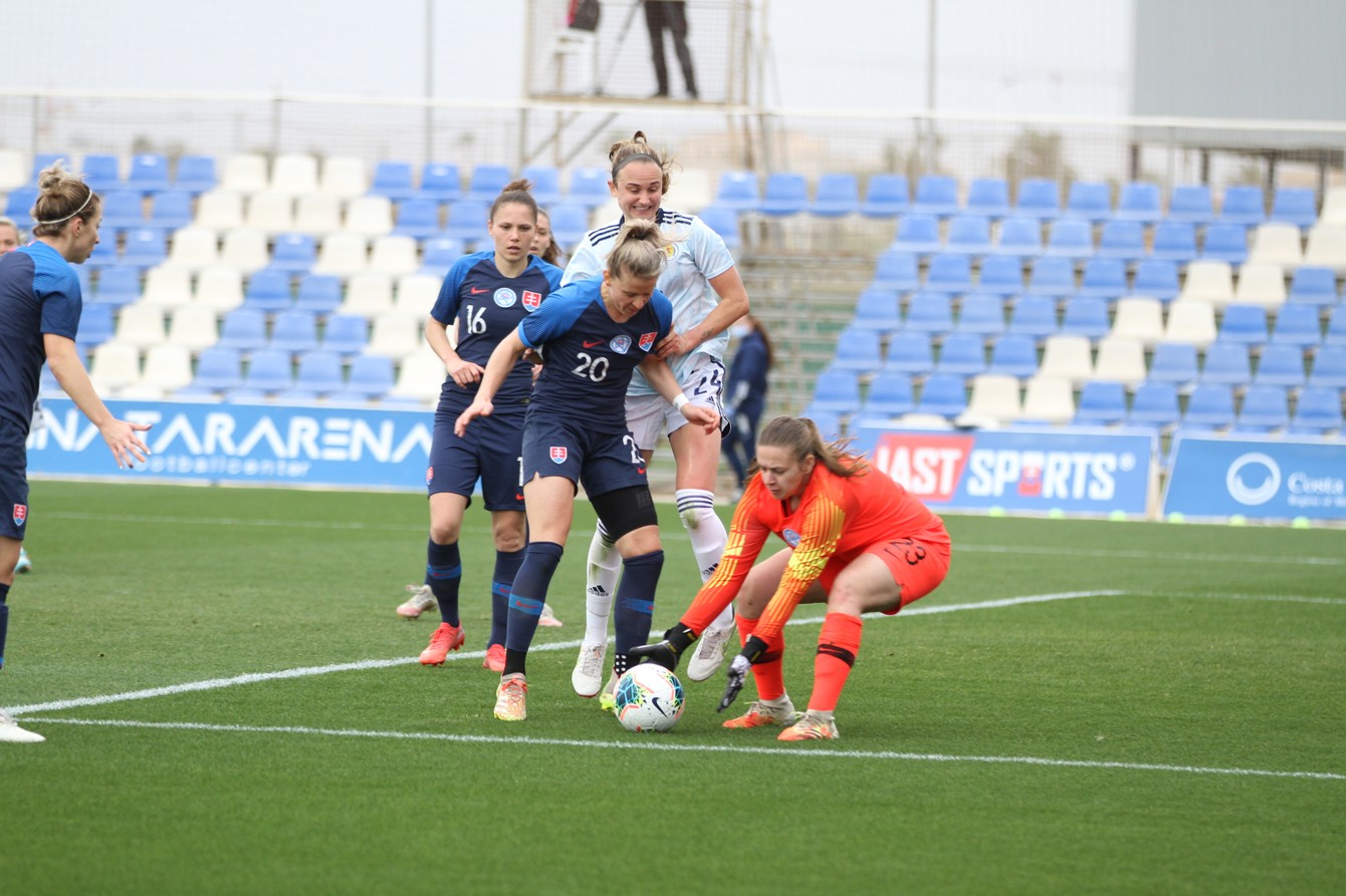 V akcii brankárka Dominika Rezeková pod dohľadom Jany Vojtekovej (20) a Diany Bartovičovej (16) pred Škótkou Marthou Thomasovou.