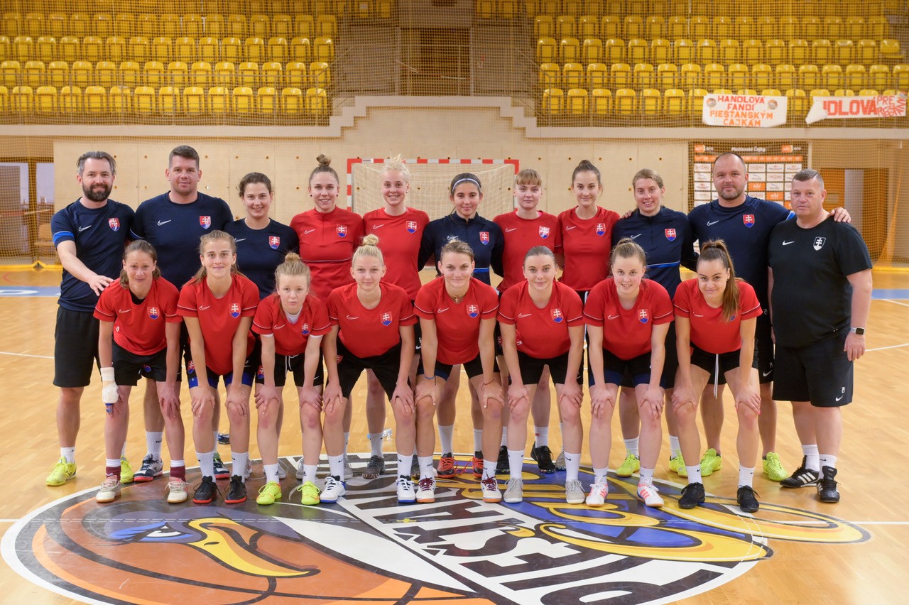 Ženská futsalová reprezentácia na zraze v Piešťanoch pred odchodom na kvalifikačný turnaj o postup na ME 2023.