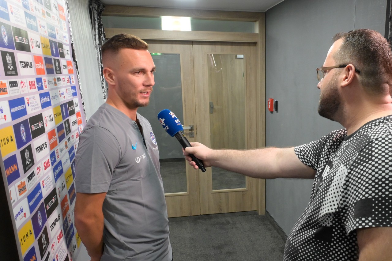 Jurajovi Chvátalovi hotelové reprezentačné oblečenie svedčalo.