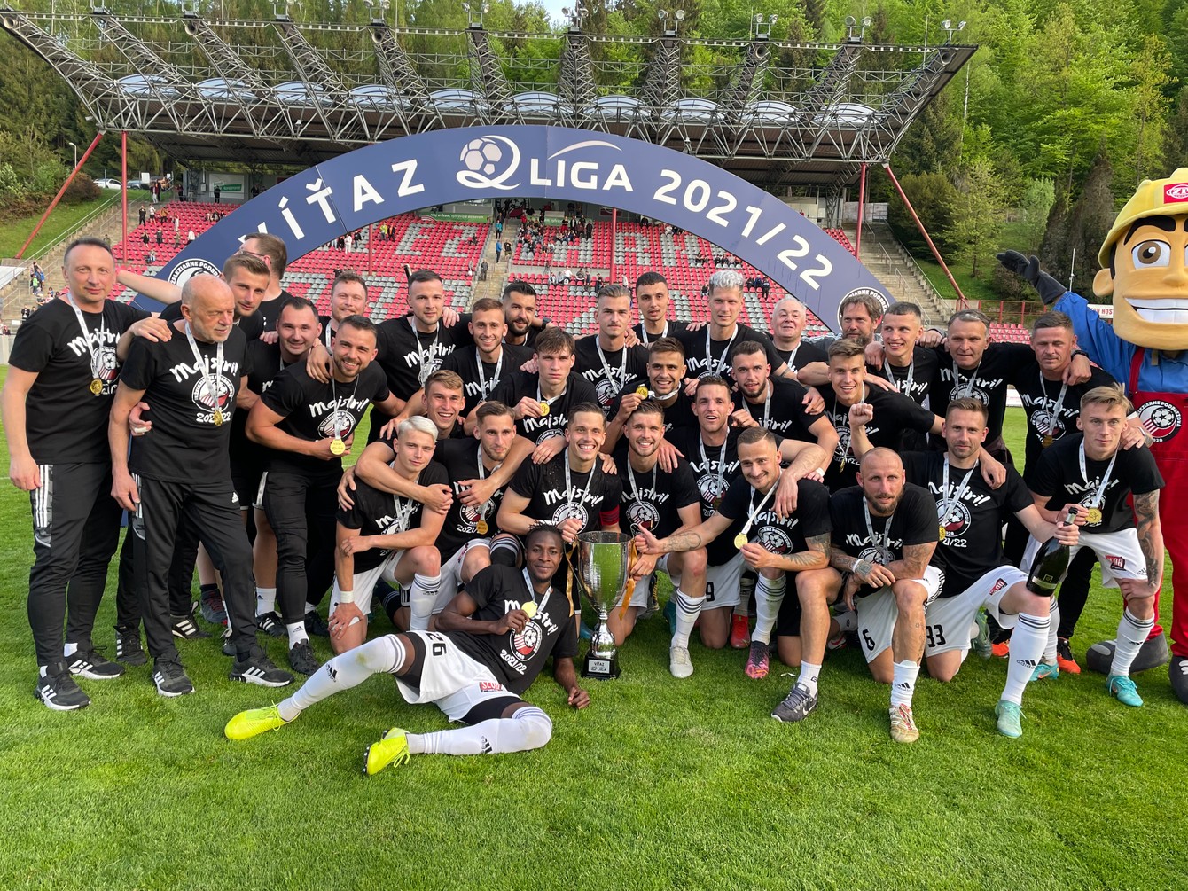Hráči Podbrezovej oslavujú víťazstvo v II. lige.