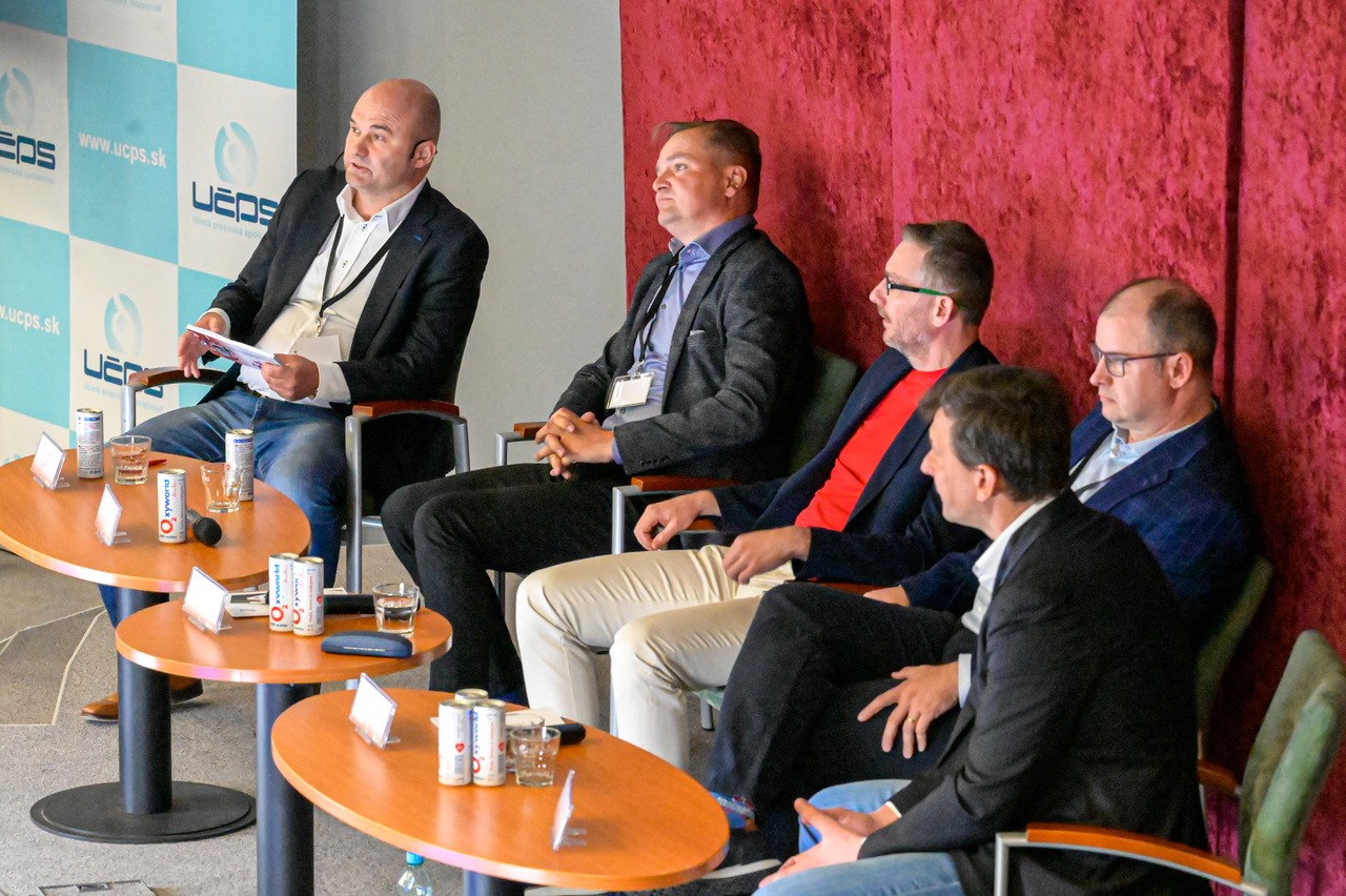 Obsadenie televízneho panelu, zľava moderátor Jaroslav Šišolák, Marek Kindernay, Martin Lisý, Marcel Merčiak a Roman Neuschl.