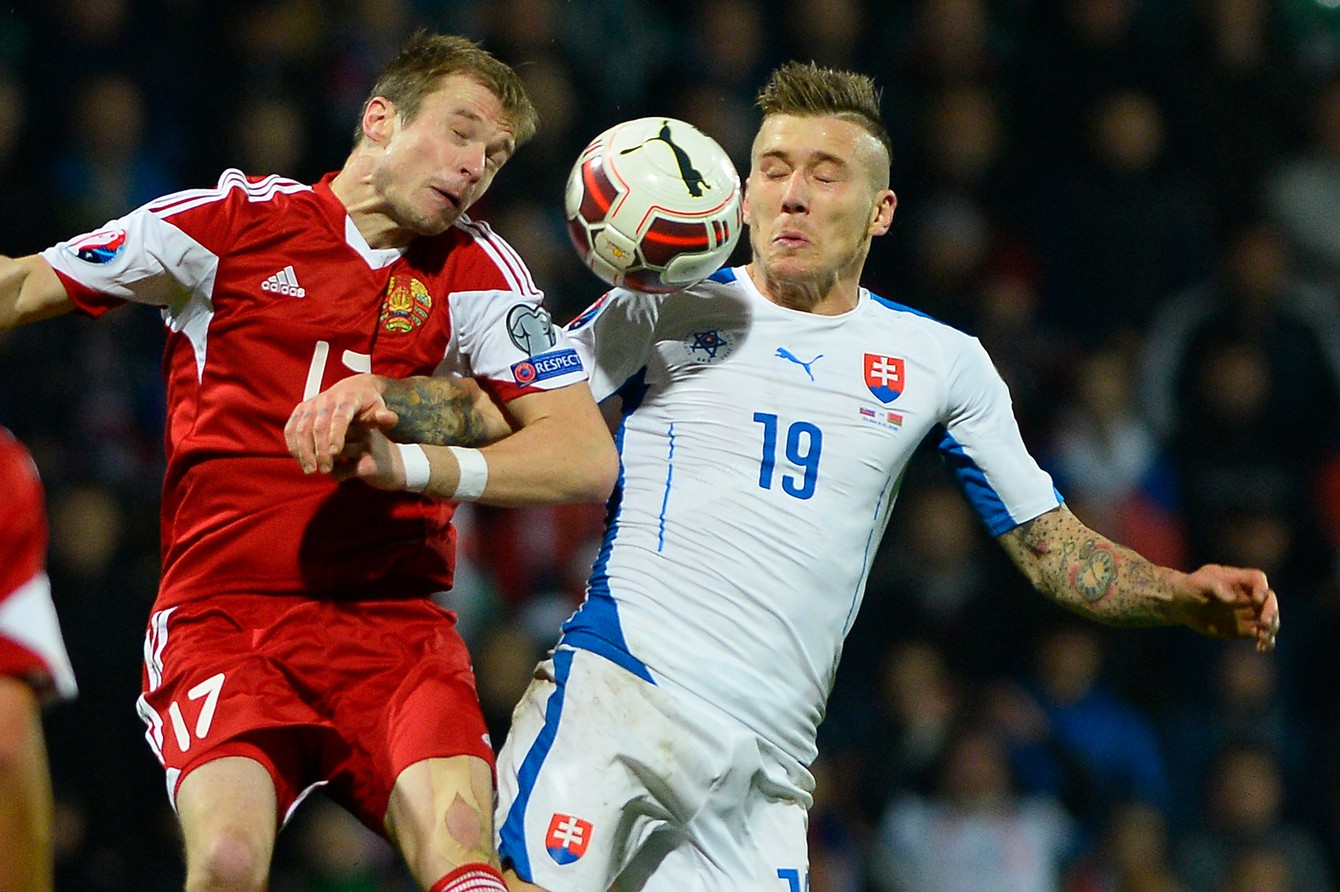 Juraj Kucka (vpravo) v súboji s Pavlom Nechajčikom (Bielorusko) vv kvalifikačnom zápase o postup na ME 2016 Slovensko – Bielorusko 0:1(Žilina, 9. októbra 2015).