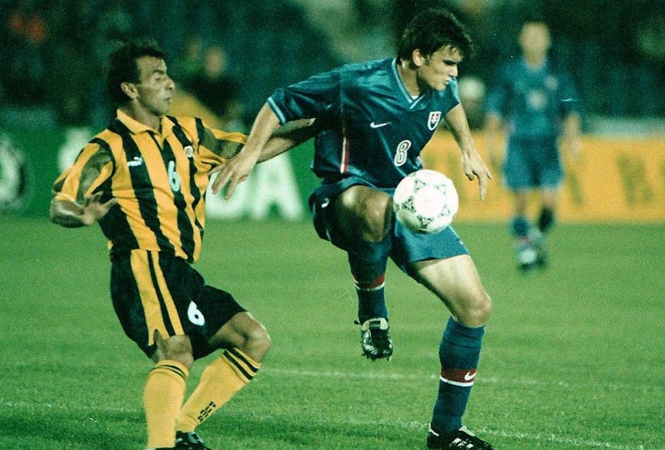 Martin Fabuš (vpravo) v kvalifikačnom zápase o postup na ME 2000 na štadióne v košickom Čermeli Slovensko - Azerbajdžan 3:0 (05.09.1998).