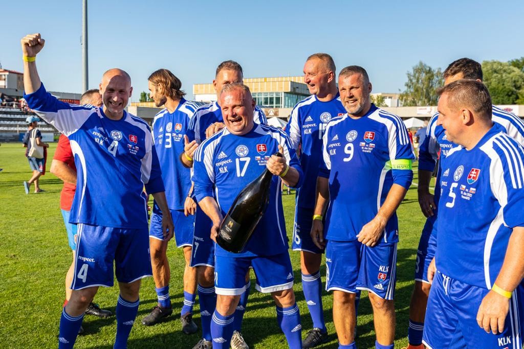 Slovenský tím kanonierov po víťazstve nad českým súperom mal čo sláviť, primárne šlo o nefalšovanú radosť z futbalu a života.