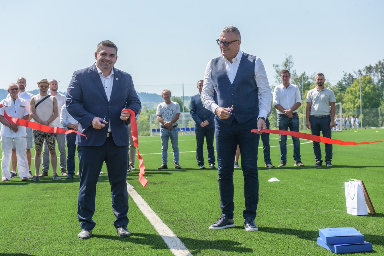Primátor mesta Brezno Tomáš Abel (vľavo) a prezident Slovenského futbalového zväzu Ján Kováčik pri príležitosti otvorenia nového tréningového ihriska v Brezne.
