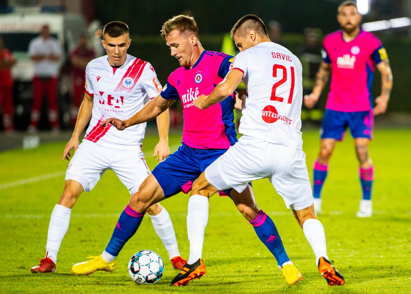 Zľava Ivan Jukič (Mostar), Jurij Medveděv (Slovan) a Igor Savič (Mostar) bojujú o loptu počas prvého zápasu play-off EKL HŠK Zrinjski Mostar - ŠK Slovan Bratislava v Mostare.