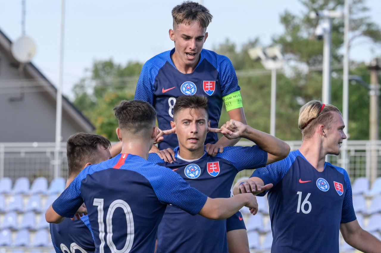 Mikuláš Demjanovič s oslavným gestom a spoluhráčom Máriom Sauerom na ramenách po víťazbom góle.