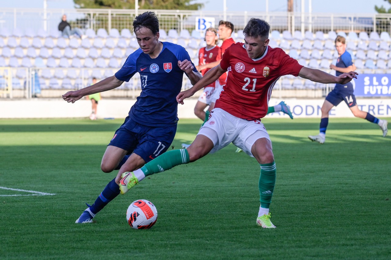 Leo Sauer počas prípravného zápasu za reprezentáciu Slovenska do 19 rokov proti Maďarsku.