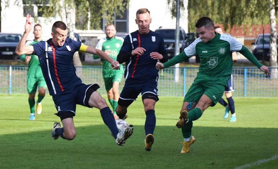 Hráči Nových Zámkov (v zelenom) v ostatnom zápase remizovali s Kalnou nad Hronom 1:1, teraz si zmerajú sily s Častkovcami.