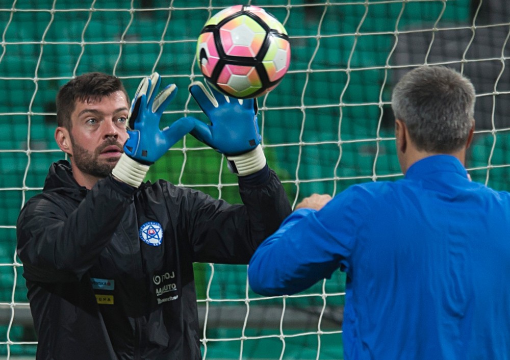 Svojho bývalého zverenca, Matúša Kozáčika, odporučil vedeniu SFZ bývalý tréner reprezentačných gólmanov Miroslav Seman.