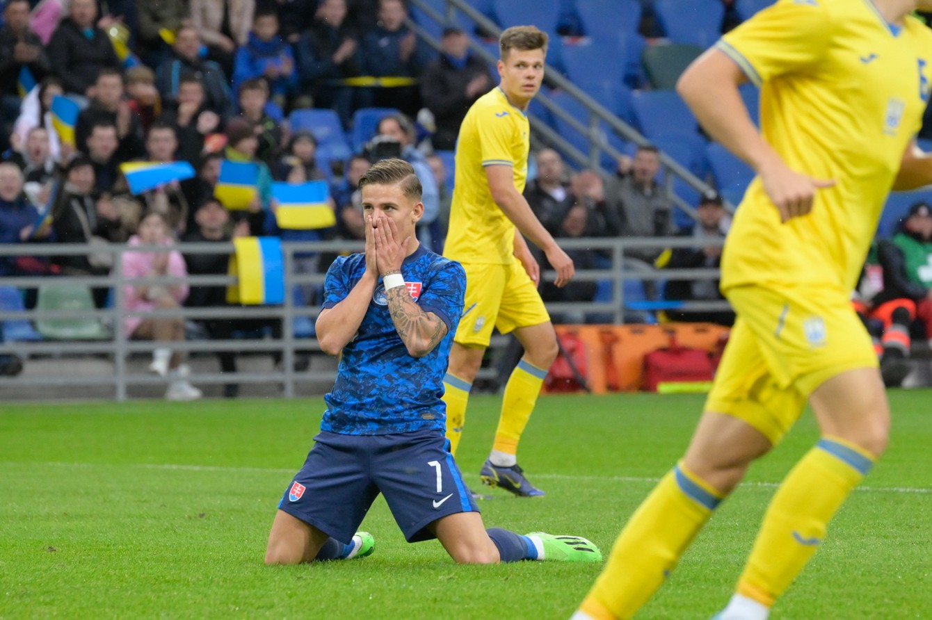 Symbolické: náš najaktívenjší hráč v odvete baráže s Ukrajinou Tomáš Suslov na kolenách. Po prehre 0:3 Slovensko nepostúpilo na záverečný turnaj.