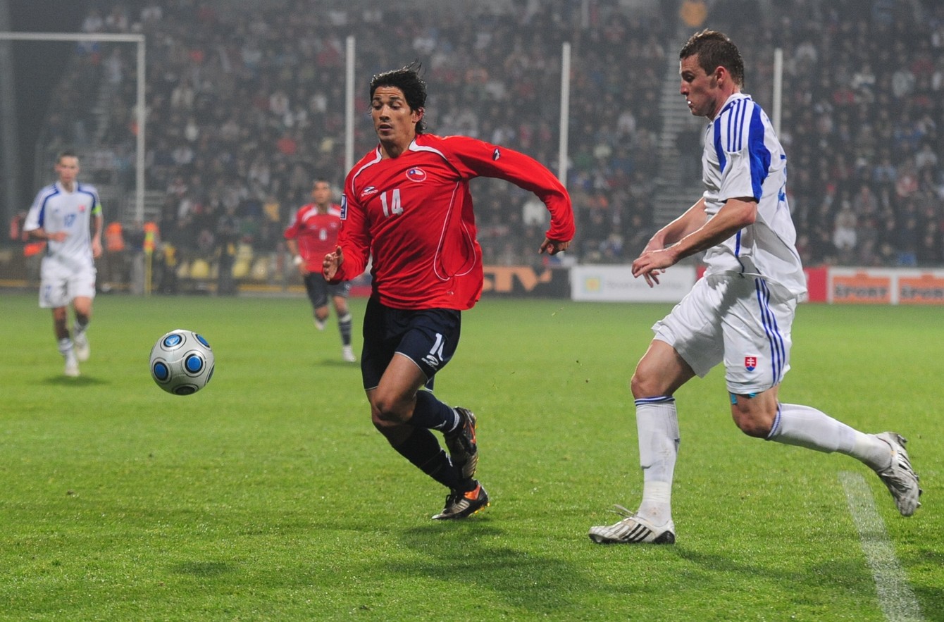 Ján Ďurica (vpravo) a Matiaz Fernandez v prípravnom zápase Slovensko - Čile 1:2 (Žilina, 17.11.2009). 