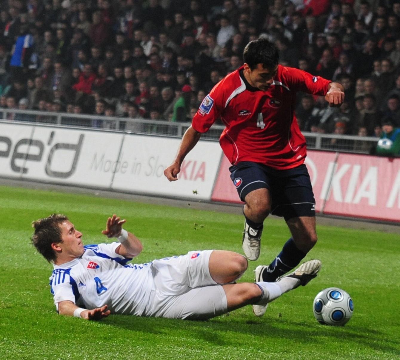 Peter Pekarík (na zemi) a Roberto Cereceda v prípravnom zápase Slovensko - Čile 1:2 (Žilina, 17.11.2009). 