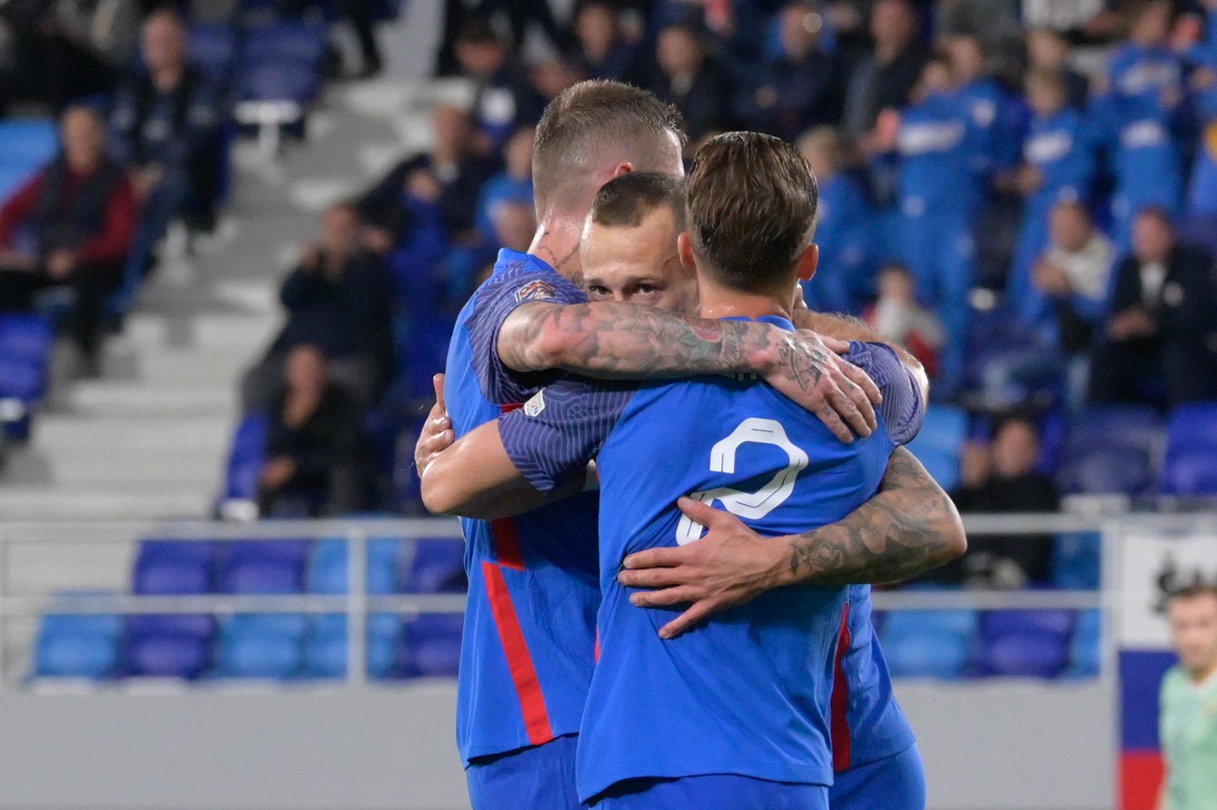 Gólová oslava Adama Zreľáka a jeho spoluhráčov po góle do siete Bieloruska (25.9.2022, Bačka Topola).