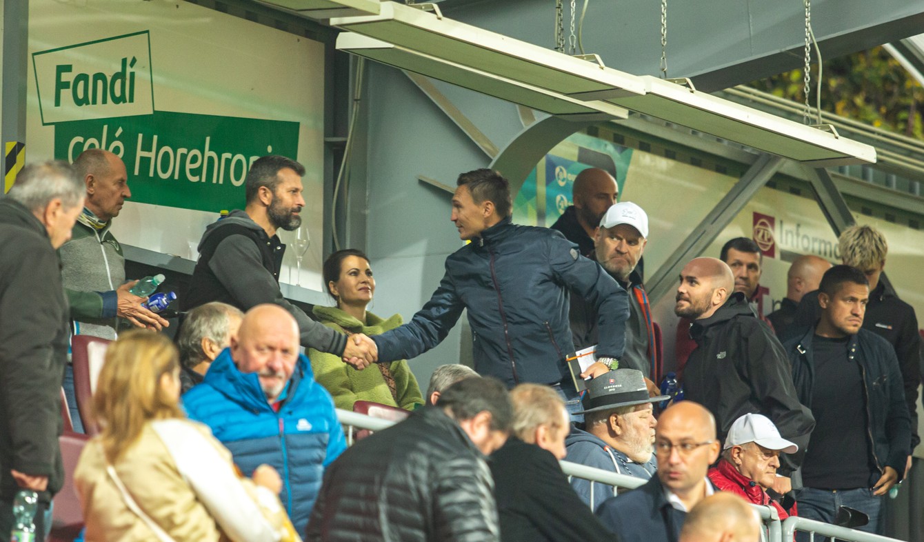 Na tribúne medzi fanúšikmi vítajú Simoneho Bonomiho a Marca Briniho.