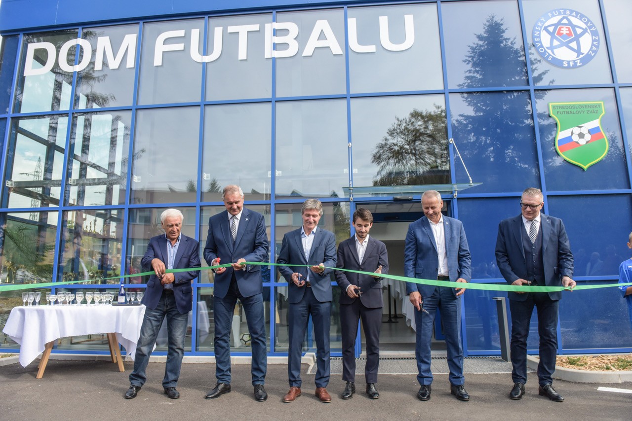 Symbolické strihanie pásky nového Domu futbalu v Banskej Bystrici, zľava Jozef Paršo, Stanislav Neuschl, Jozef Kliment, Lorenzo Cavallari, Ján Nosko, Ján Kováčik.