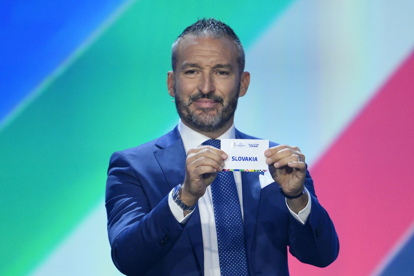 Gianluca Zambrotta ukazuje zo žrebovacieho osudia vytiahnutý lístok s nápisom Slovensko.