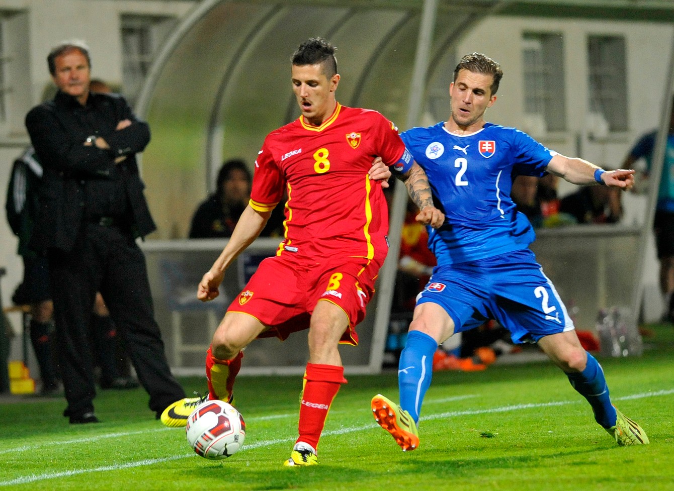 Kluboví spoluhráči Stevan Jovetič (vľavo) a Peter Pekarík v zápase Slovensko - Čierna Hora 2:0 (Senec, 23.5.2014).