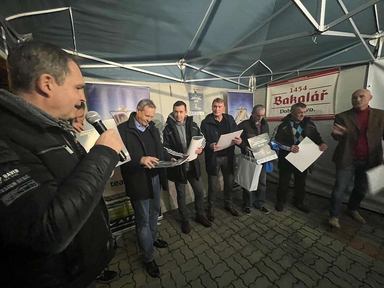 Naslovovzatí kanonieri - členovia KLK zľava Stanislav Griga, Róbert Semeník, Ľubomír Luhový, Jozef Levický, Pavol Diňa, Tomáš Medveď - pózujú s výročným kalendárom KLK na rok 2023.