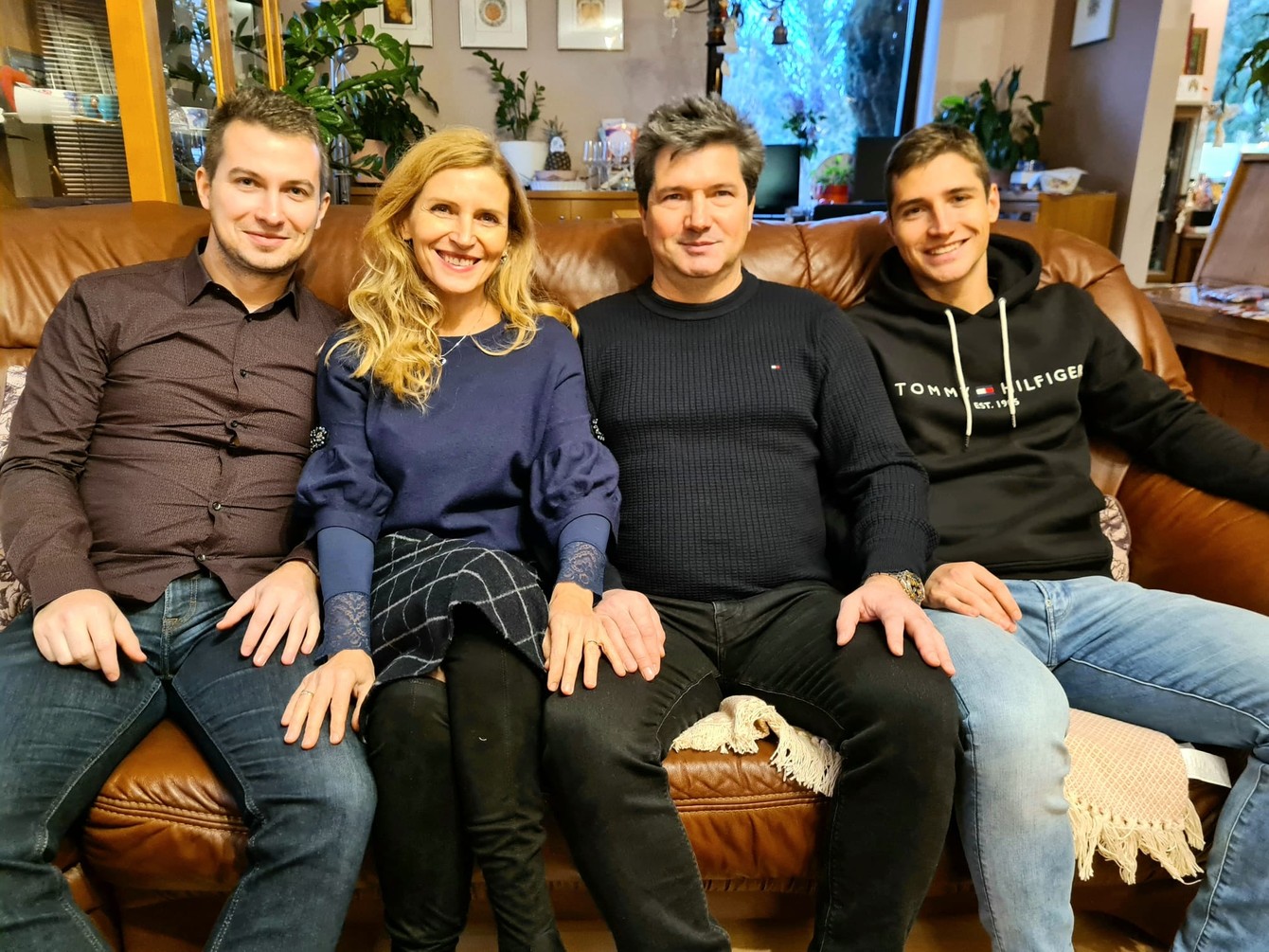 Aj Lavrinčíkovci si spravili spoločnú vianočnú fotografiu, sprava: Samuel, otec Peter, mama Zuzana a brat Peter.