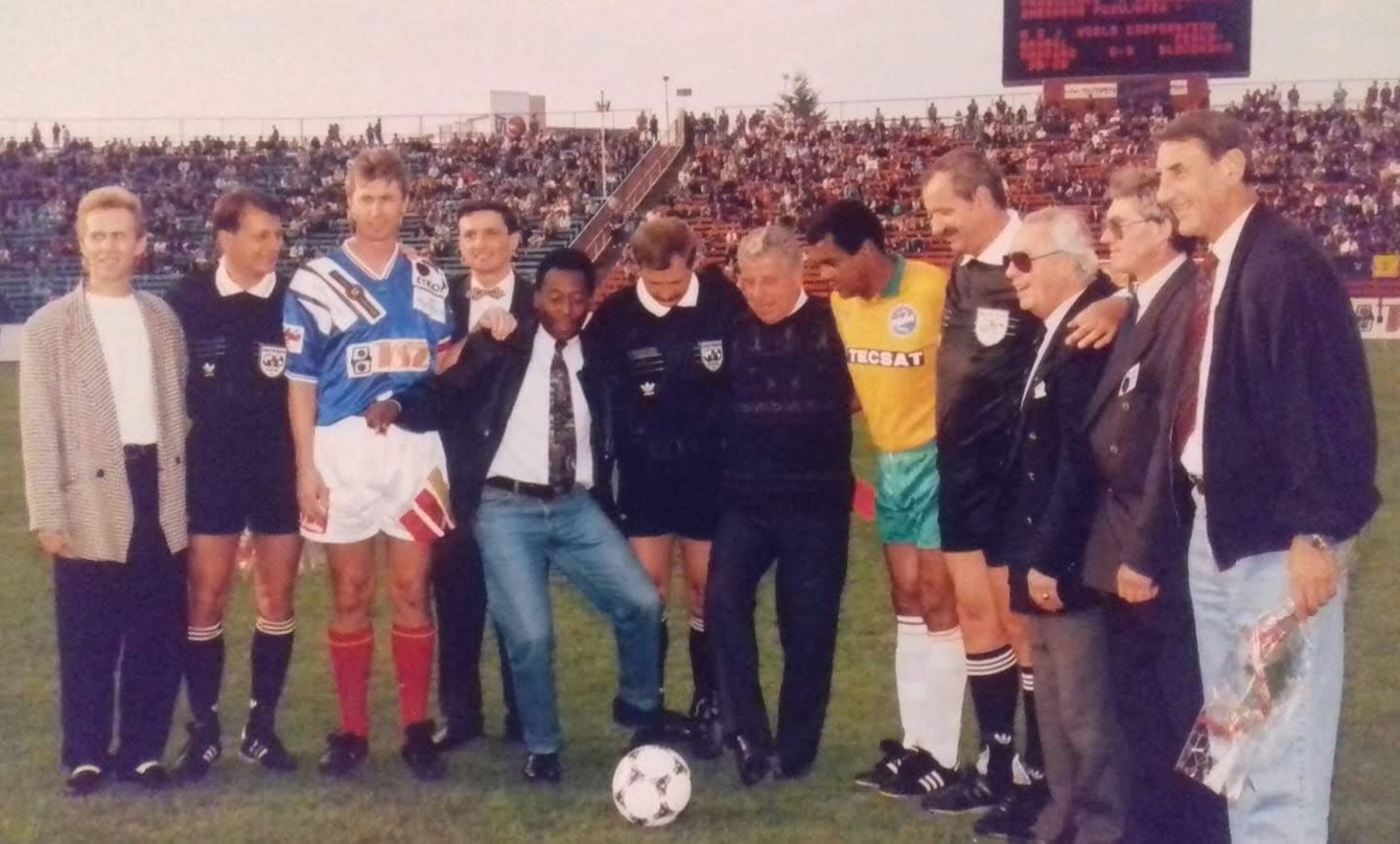Pred zápasom internacionálov Slovenska a Brazílie v Košiciach mal Pelé slávnostný výkop.