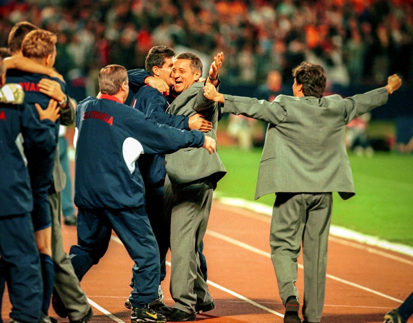 Radosť po víťazstve nad Anglickom v podaní trénera Dušana Radolského a ľudí z realizačného tímu.