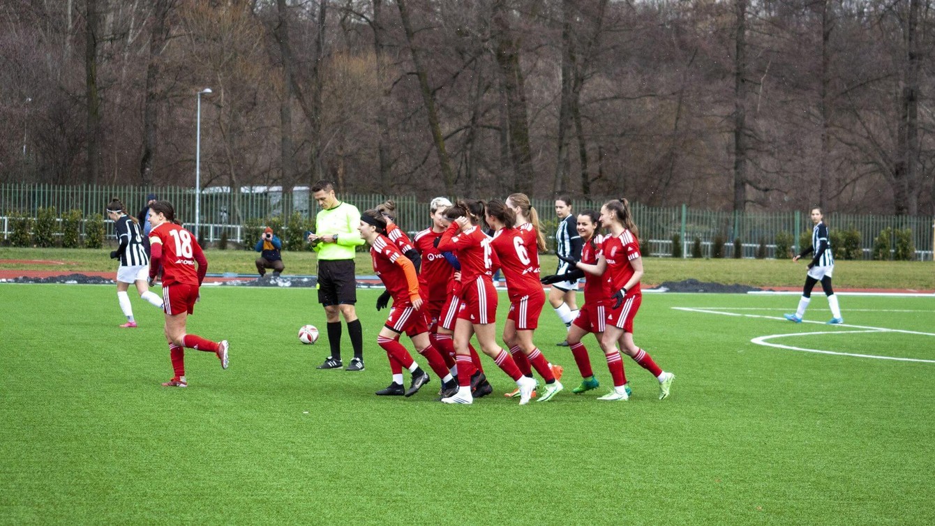 Banskobystričanky sa tešia z gólu proti FC Petržalka.