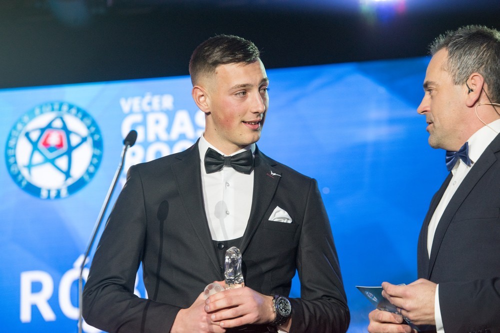 Víťaznú trofej pre najlepšieho hráča U19 za rok 2018 si pred štyrmi rokmi odniesol Róbert Boženík.