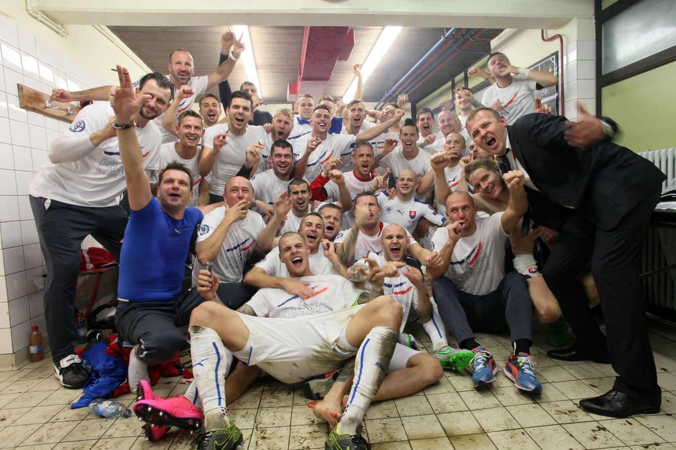 Radosť hráčov Slovenska po víťazstve nad Luxemburskom 4:2, ktorým si zaistili postup na EURO 2016. (Luxemburg, 12.10.2015).