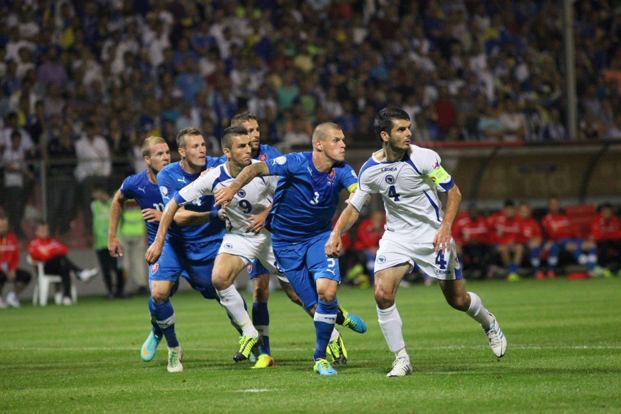 V popredí kapitáni mužstiev Martin Škrtel a Emir Spahič v kvalifikačnom zápase Bosna a Hercegovina - Slovensko 0:1 (Zenica, 6.9. 2013).

