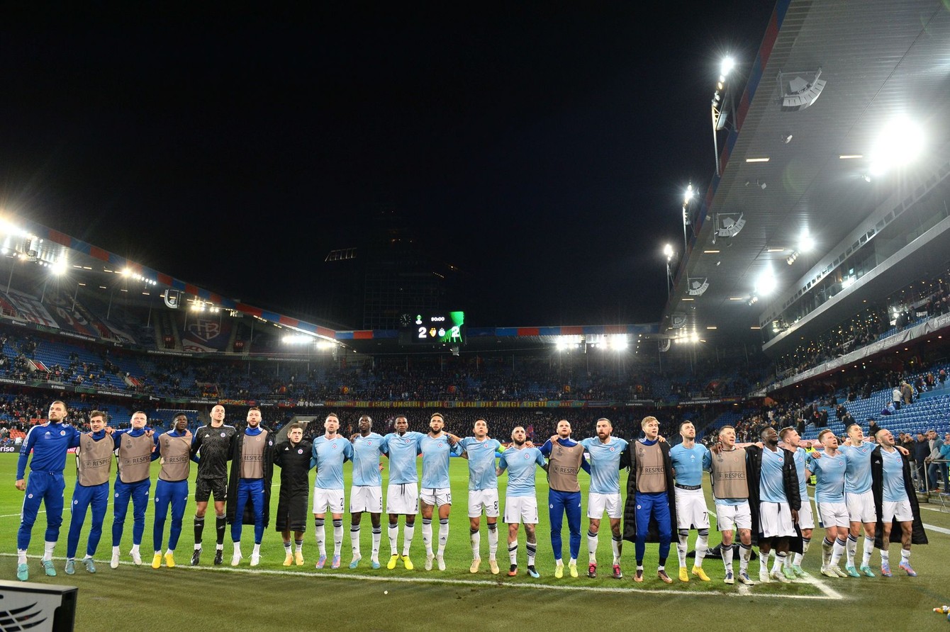 Na snímke hráči Slovana ďakujú divákom po prvom zápase osemfinále Európskej konferenčnej ligy FC Bazilej - ŠK Slovan Bratislava 9. marca 2023 v Bazileji. Slovan remizoval s Bazilejom 2:2. 