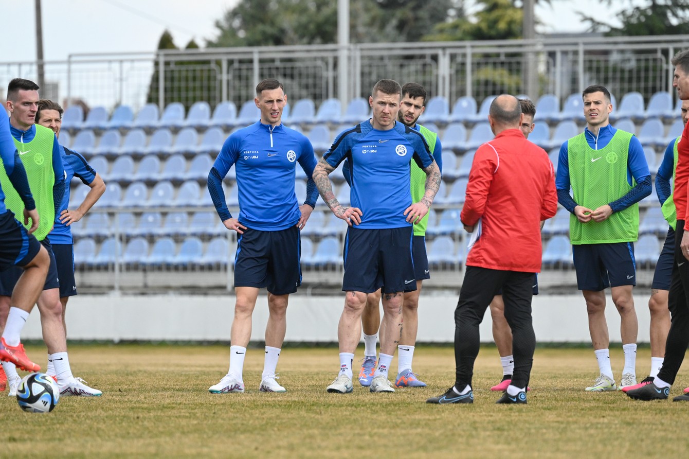 Róbert Boženík, Juraj Kucka a Dávid Hancko počúvajú pokyny trénera Francesca Calzonu.