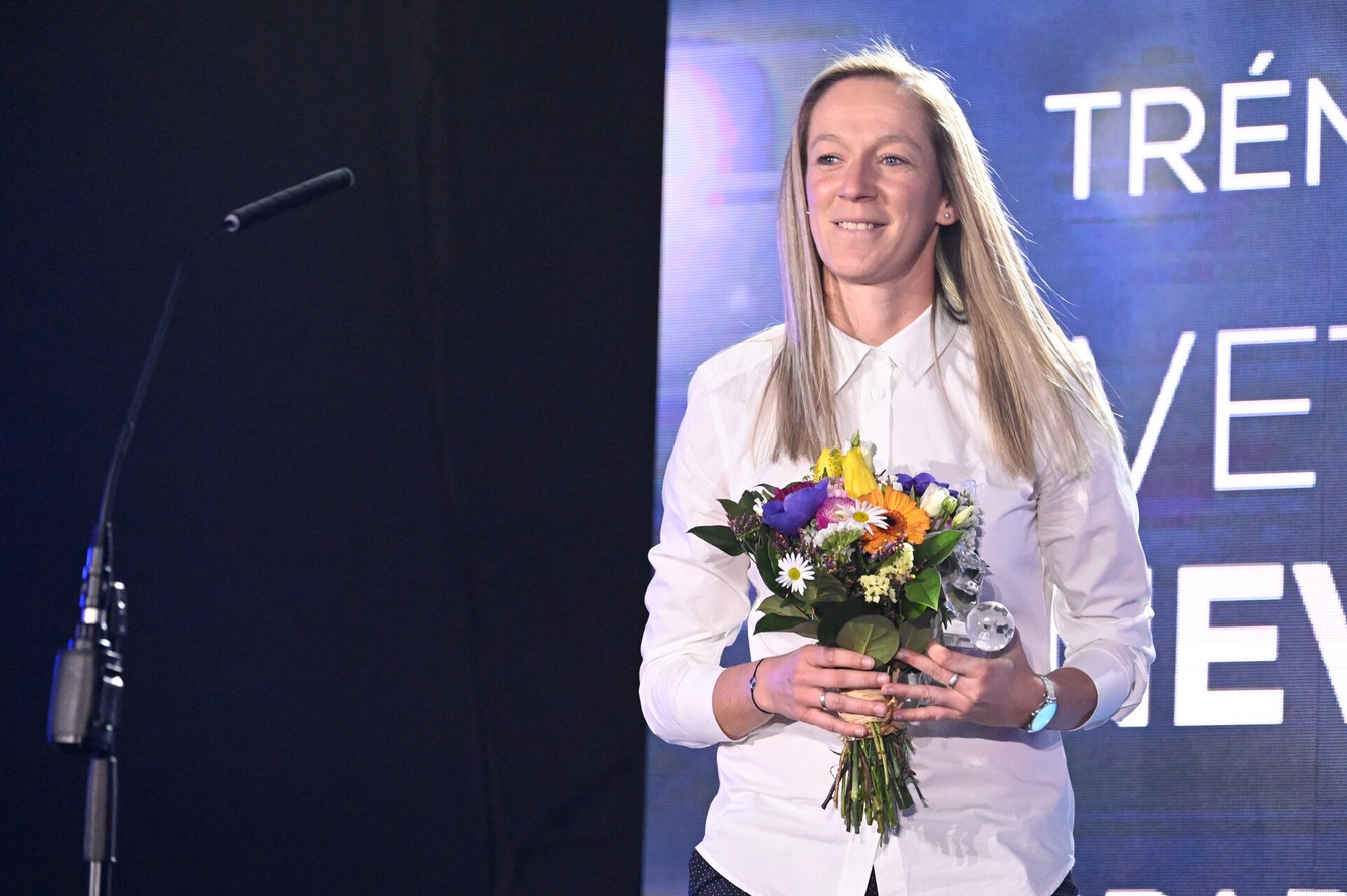 Iveta Neveďalová je prvou trénerkou, ktorá získala v jednom roku trénerské double. 