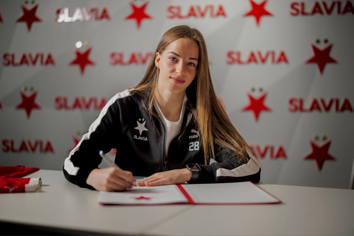 Slovenská reprezentantka Tamara Morávková práve podpisuje kontrakt s pražskou Slaviou.
