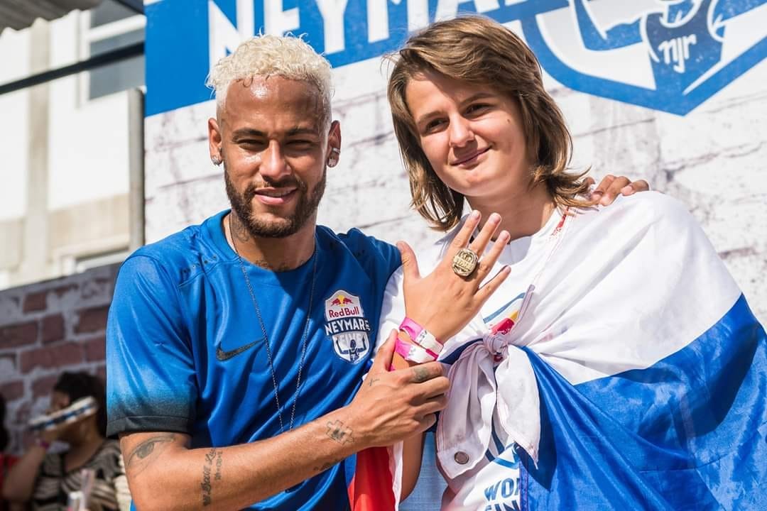 Neymar a Andrea Bogorová s prsteňom pre najužitočnejšiu hráčku turnaja, ktorý brazílsky futbalista zastrešil a dal mu aj meno.