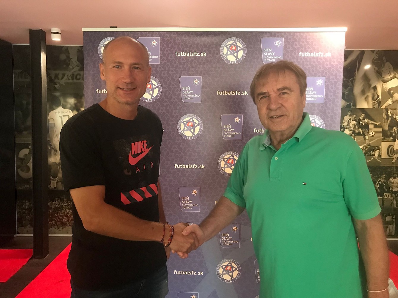 Zástupcovia dvoch spolkov, ktoré sú o futbalistoch a pre futbalistov, vľavo Tomáš Medveď z Ligy na ochranu slovenských športovcov a Klubu ligových kanonierov, vpravo šéf internacionálov Slovenska Ladislav Petráš.