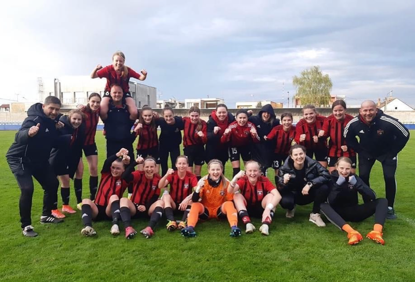 Tranvčanky oslavujú postup do finále.