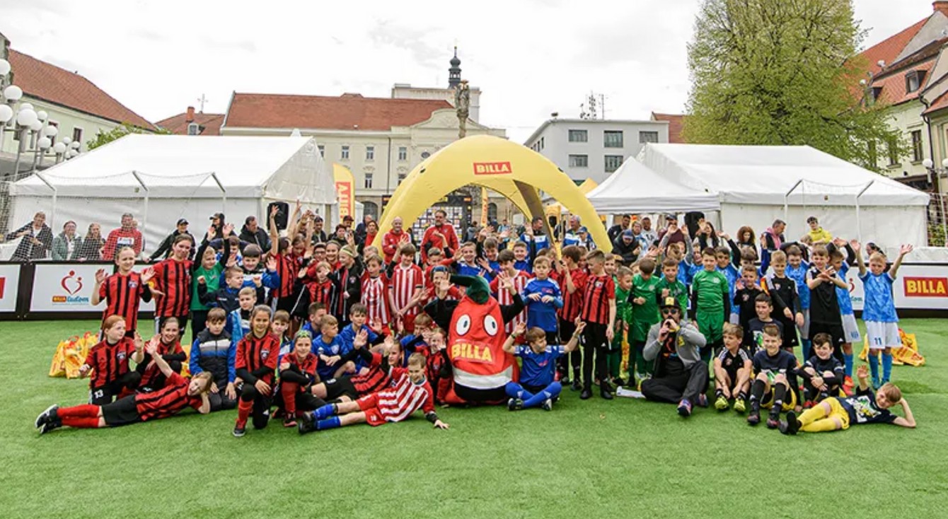 Tohtoročný seriál semifinálových turnajov projektu Futbal v meste odštartoval v sobotu 29. apríla na Trojičnom námestí v Trnave.