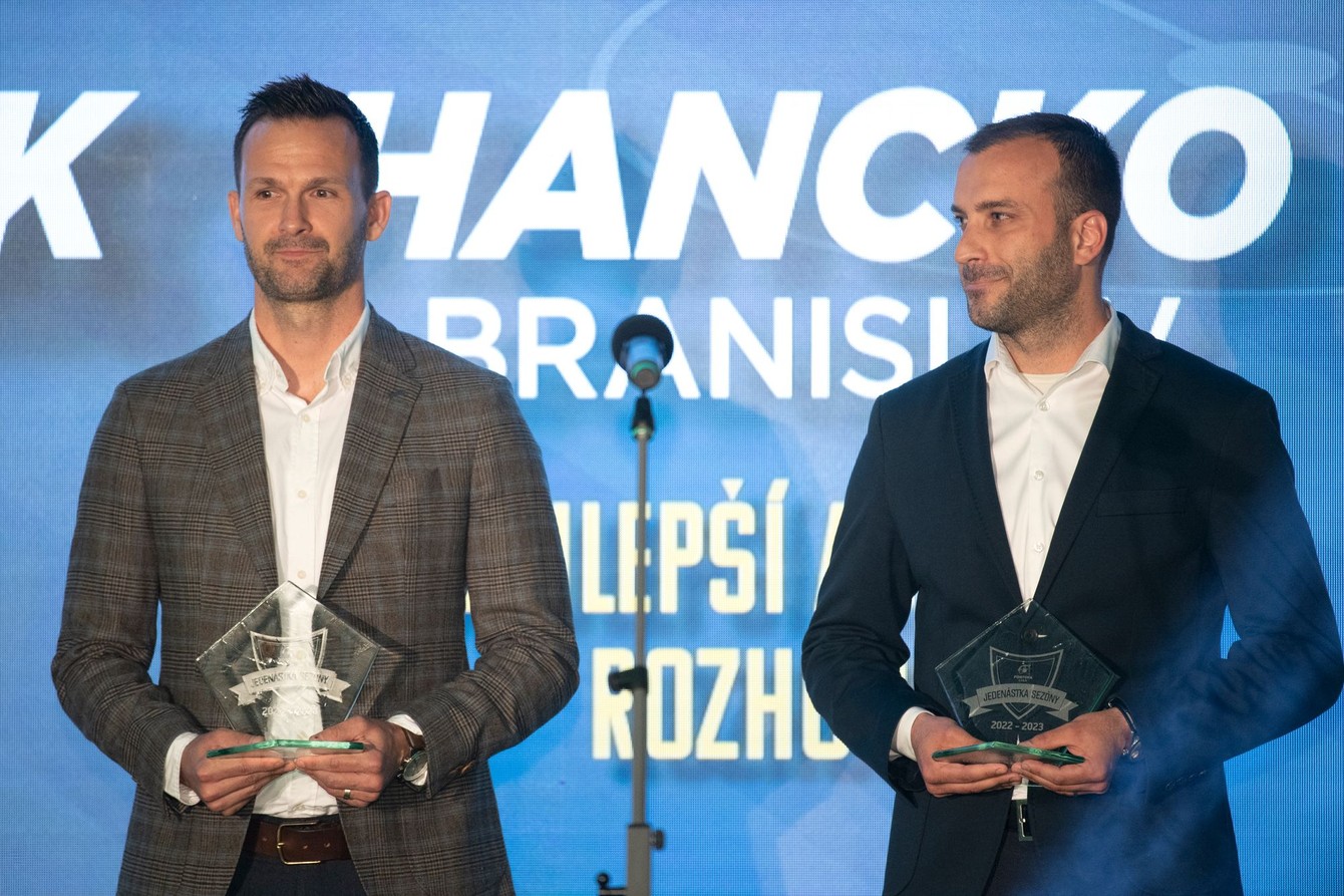 Najlepší rozhodca minulej sezóny Ivan Kružliak (vľavo) a najlepší asistent Branislav Hancko.
