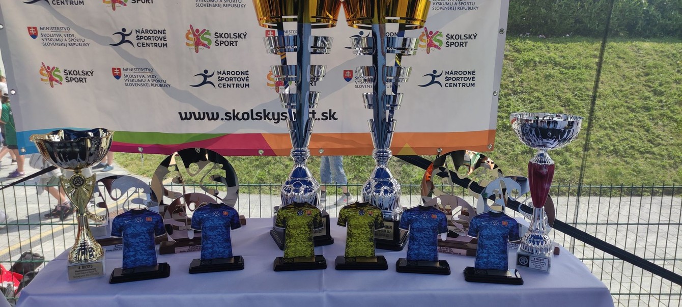 Trofeje z finálového turnaja 10. ročníka Školského pohára SFZ (14. júna 2023 v Šamoríne).