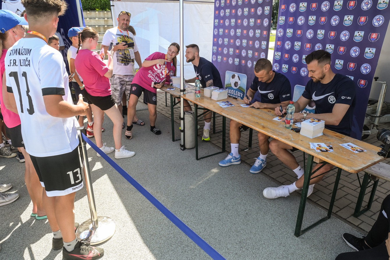 Autogramiáda slovenských futbalovách reprezentantov na finálovom turnaji 10. ročníka Školského pohára SFZ v Šamoríne.