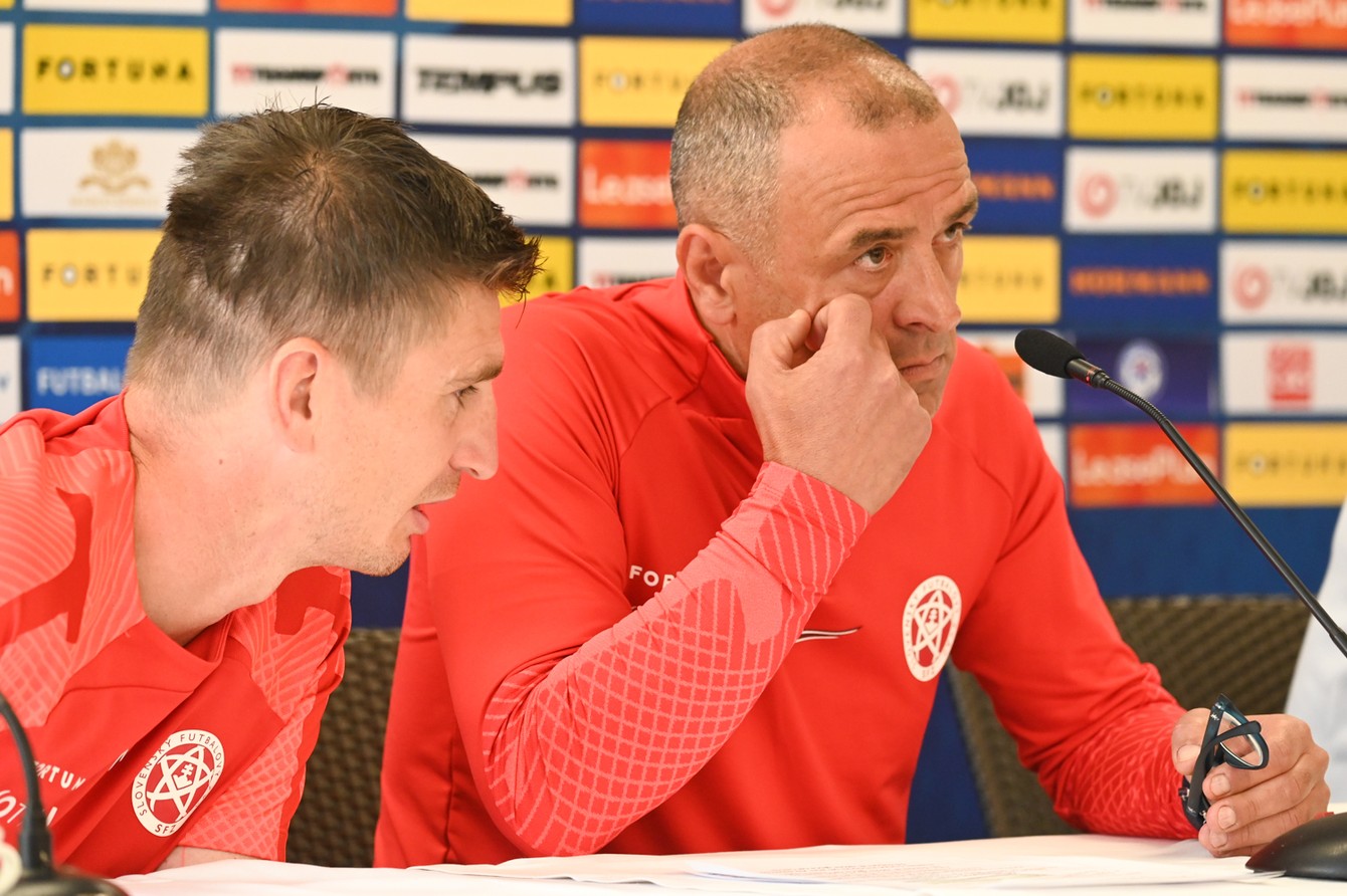 Pavol Farkaš (vľavo) pomáha s prekladom trénerovi Francescovi Calzonovi.