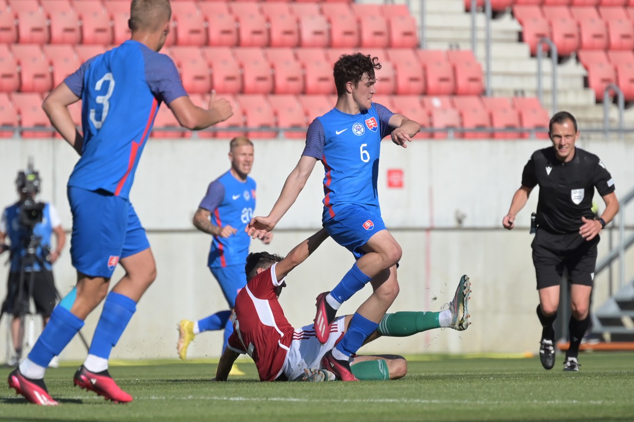 Faško (s číslom 6) si pripísal prvé minút za reprezentáciu do 21 rokov.