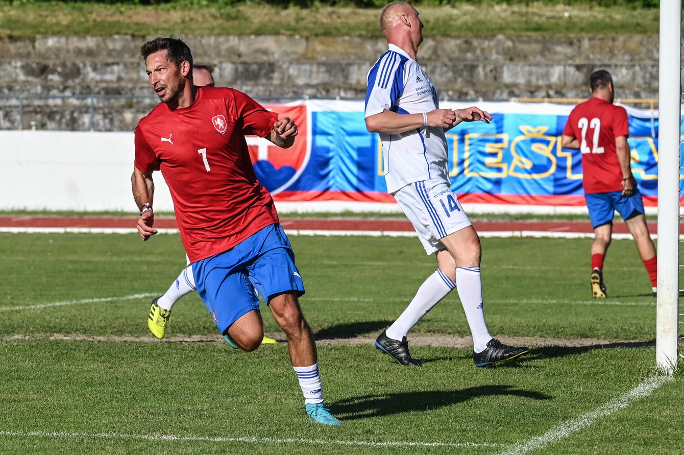 Filip Hološko zasiahol do exhibičného zápasu v obidvoch dresoch a pripísal si po góle vo farbách Slovenska aj Česka.