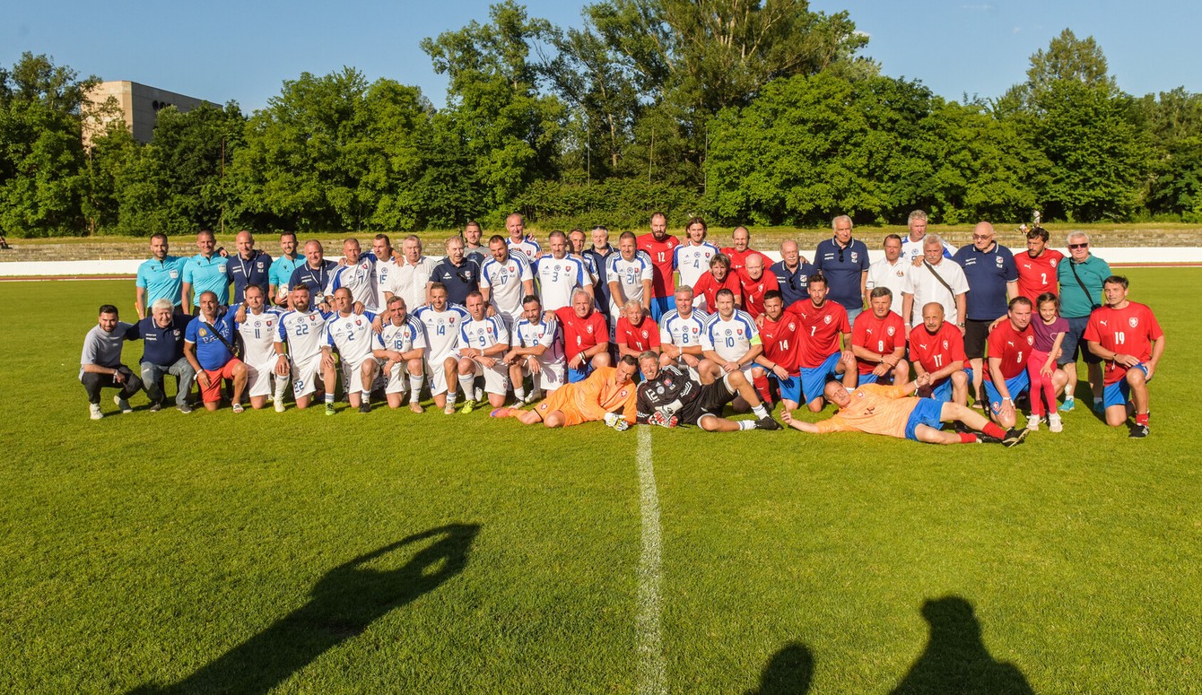 Spoločná fotografia aktérov futbalového zápasu Internacionálov a KLK Slovenska proti Internacionálom Česka (3.6.2023 v Piešťanoch).