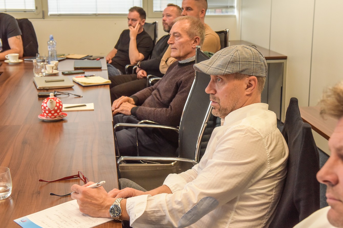 Technický riaditeľ SFZ Roman Pivarník s typickou baretkou na jednom z početných stretnutí s kolegami v debate o slovenskom futbale.