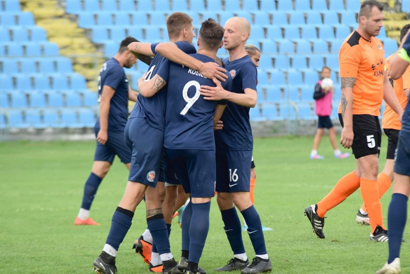 Hráči Lokomotívy Košice si vybojovali postup do 2. kola Slovnaft Cupu, keď vyradili Čaňu po výsledku 7:3.